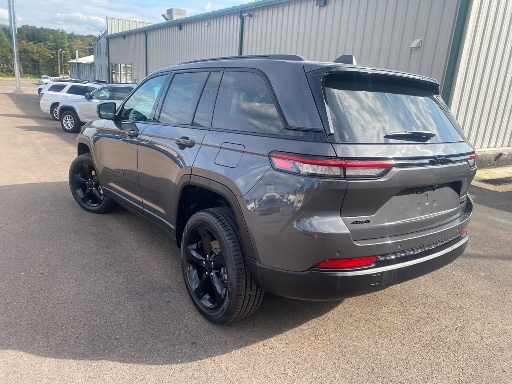 New 2025 Jeep Grand Cherokee Limited w/ Black Appearance Package image 3