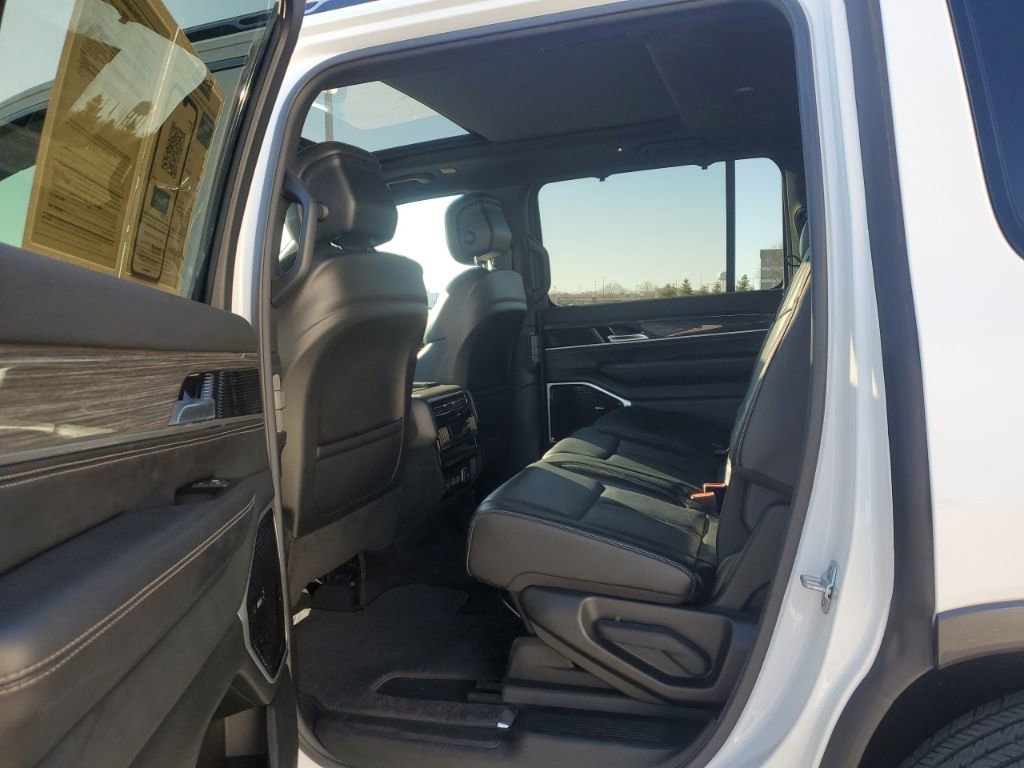 Used 2022 Jeep Wagoneer Series III w/ Premium Group I image 35