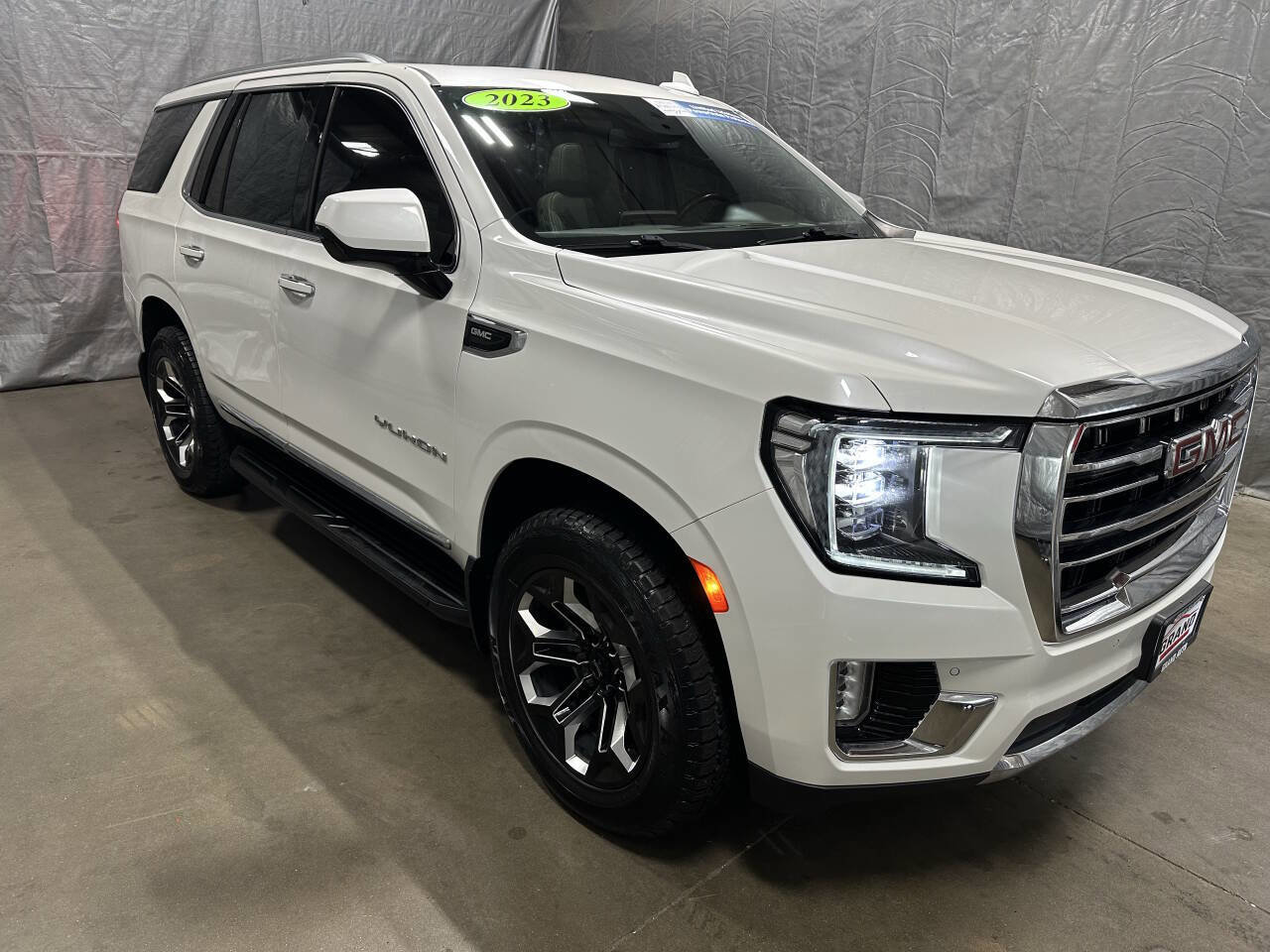 Used 2023 GMC Yukon SLT image 1