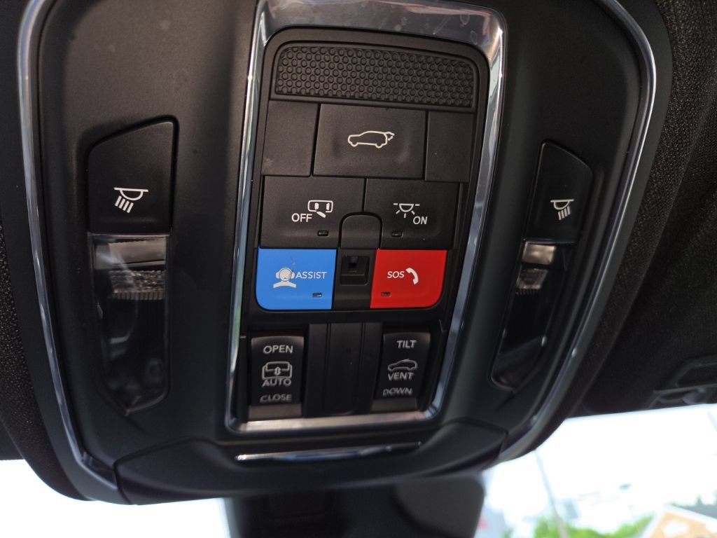 Used 2024 Jeep Grand Cherokee Altitude AWD/4WD image 19