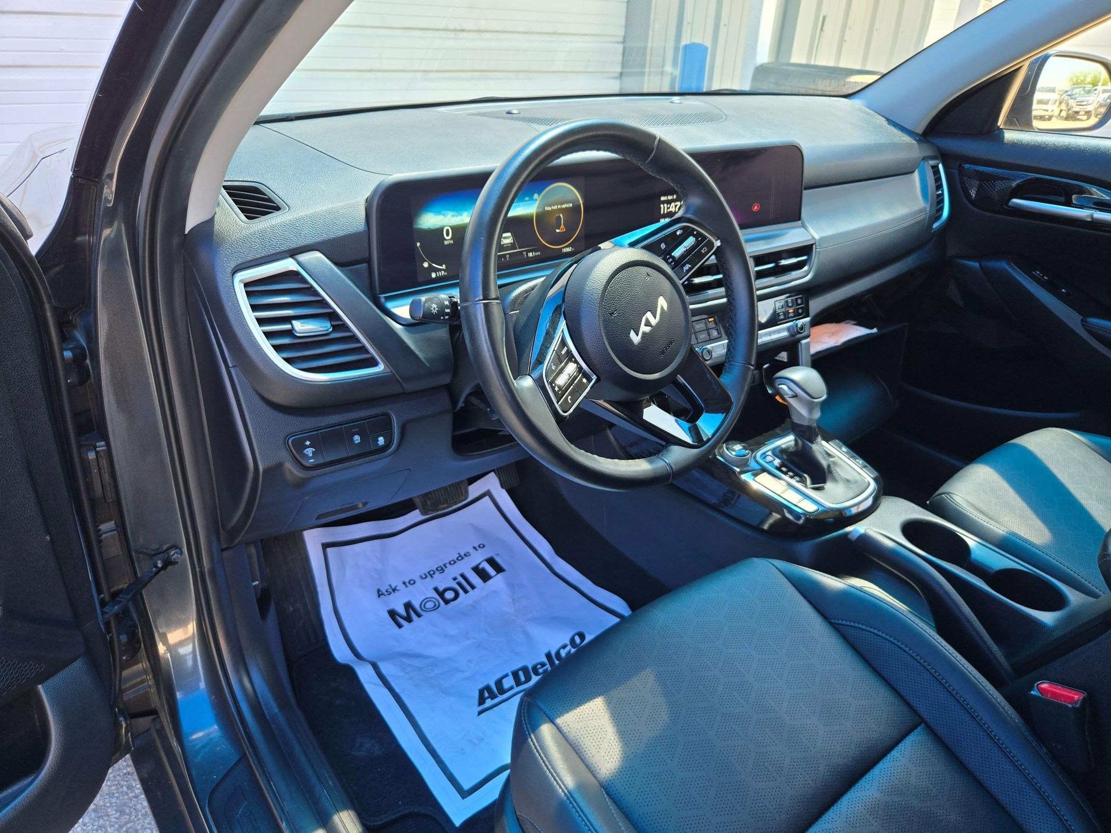 Used 2024 Kia Seltos EX FWD image 11