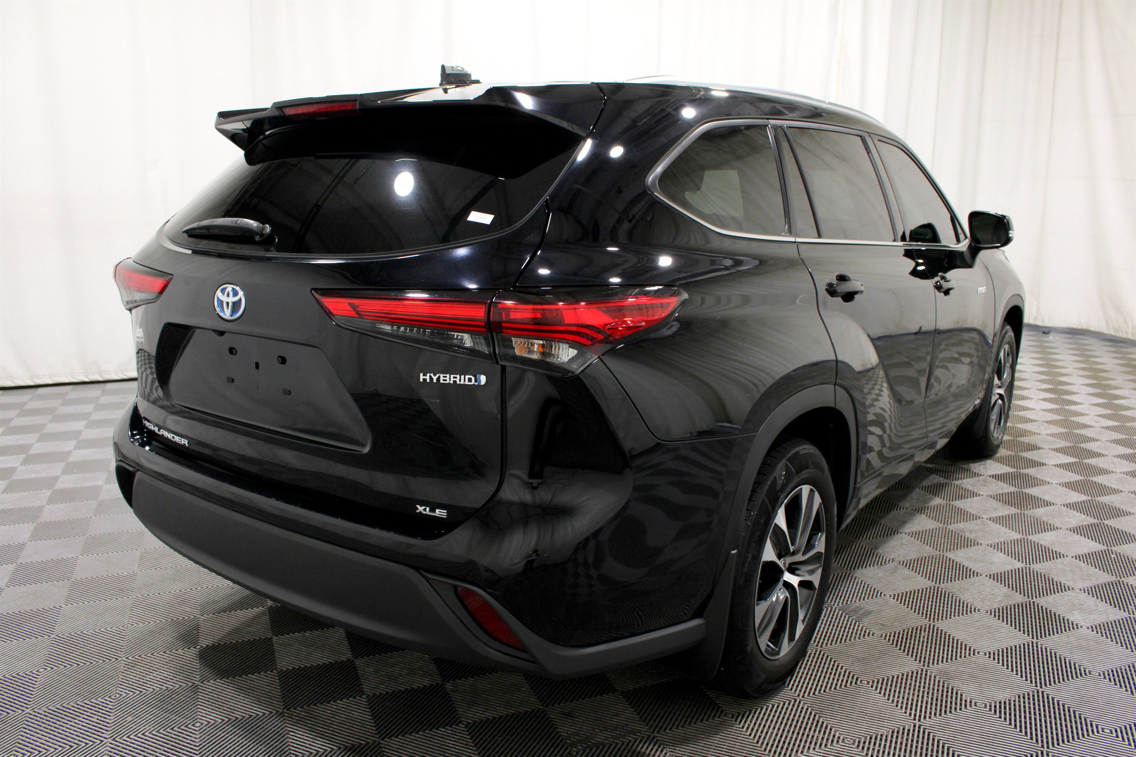 Used 2020 Toyota Highlander XLE AWD/4WD image 31