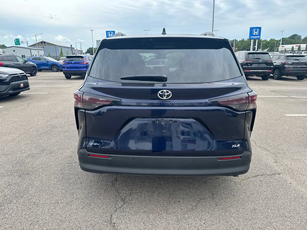 Used 2026 Toyota Sienna XLE FWD image 6