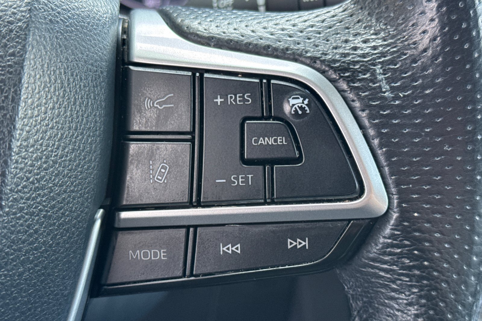 Certified 2024 Toyota Sienna Limited FWD image 32