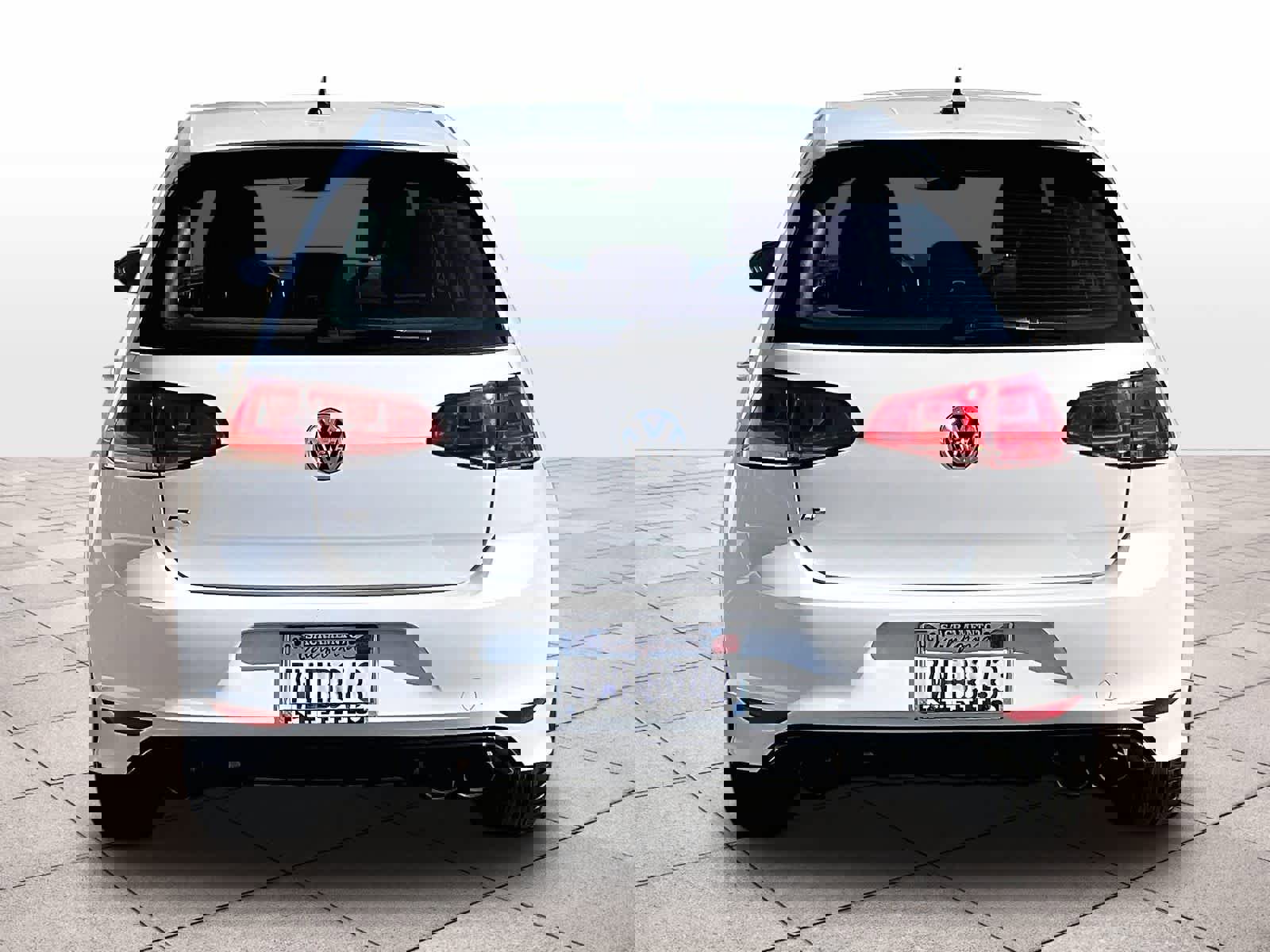 Used 2017 Volkswagen Golf R 4-Door image 6