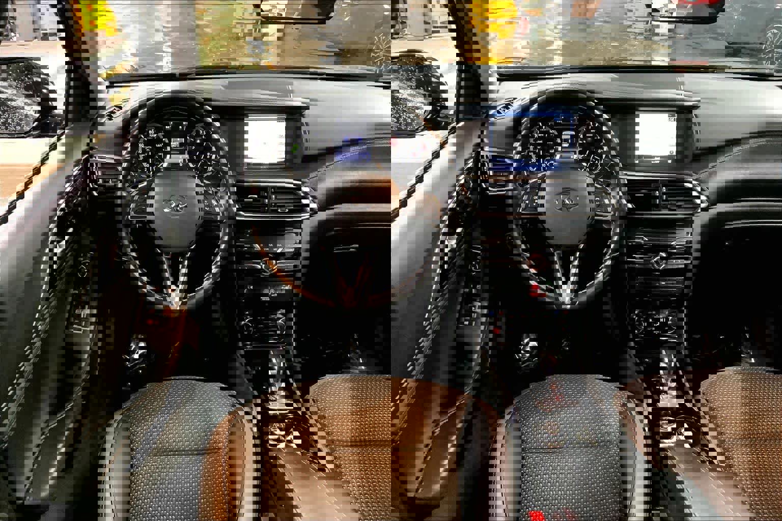 Used 2019 INFINITI QX30 LUXE w/ Navigation Package image 6