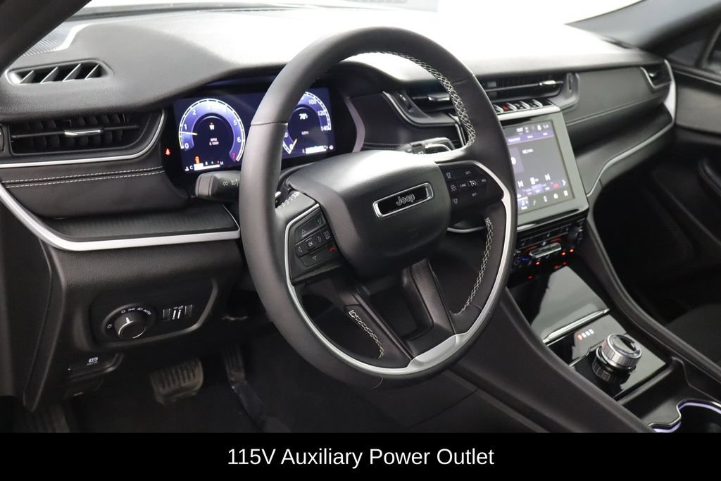 Used 2025 Jeep Grand Cherokee Laredo w/ Luxury Tech Group I AWD/4WD image 18