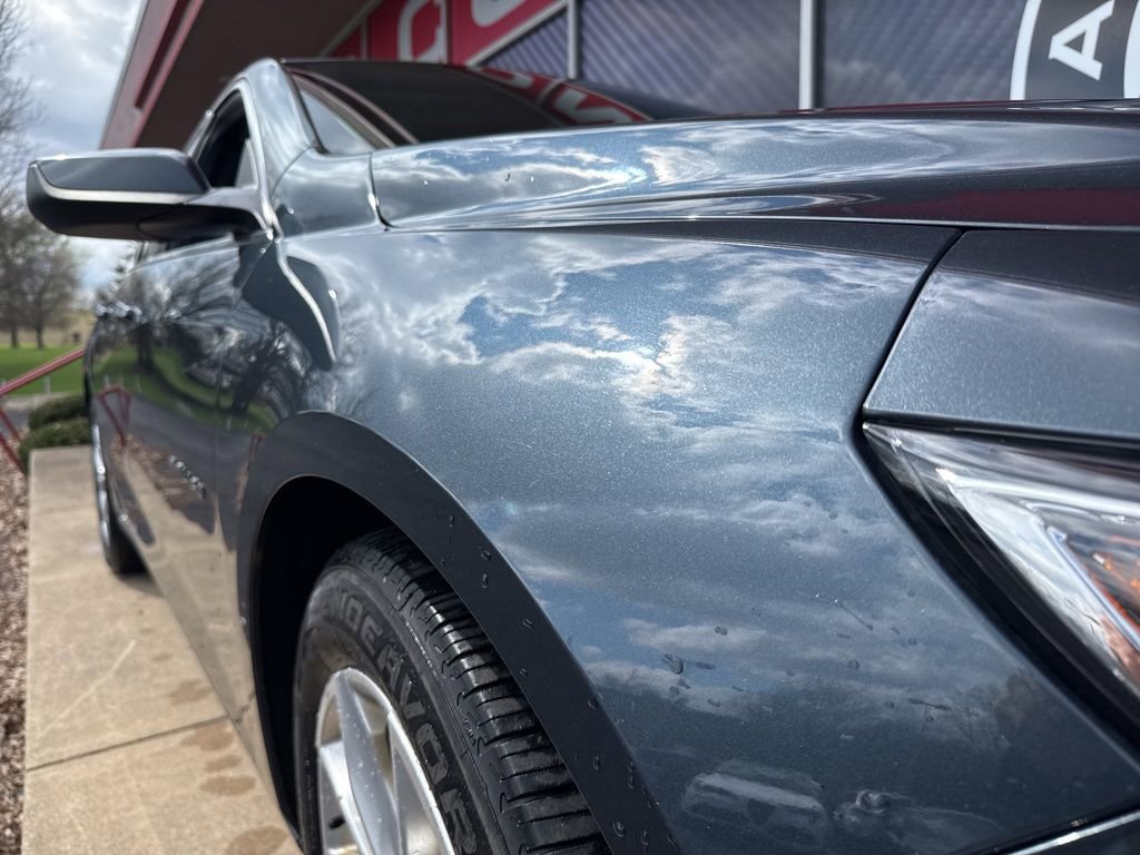 Used 2019 Chevrolet Malibu LT FWD image 2