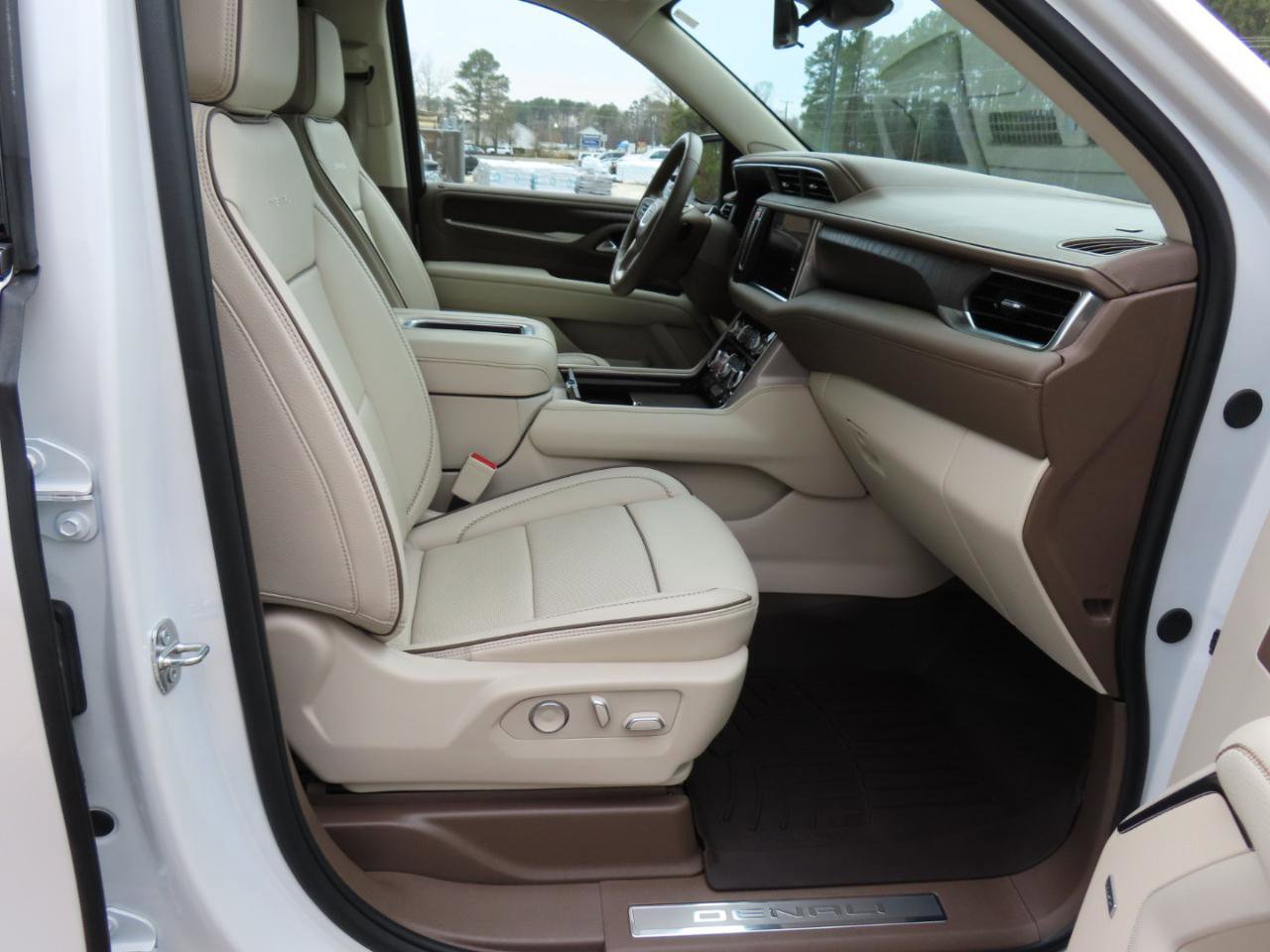Used 2024 GMC Yukon Denali w/ Advanced Technology Package image 27