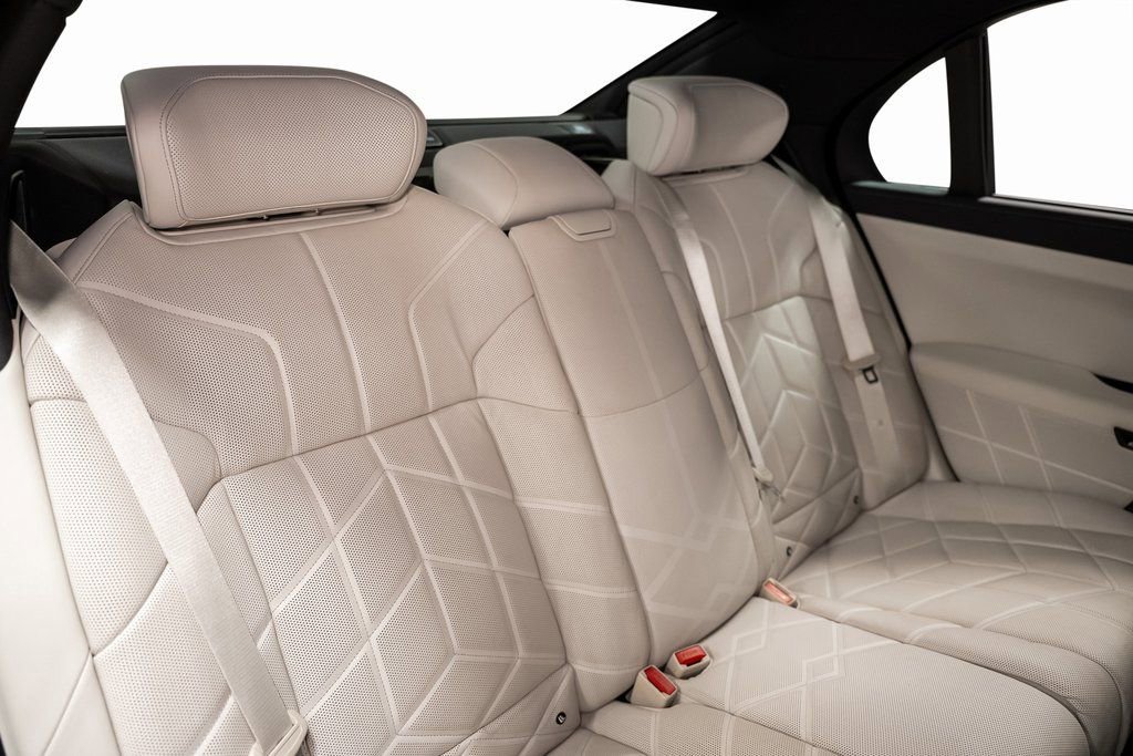 Used 2023 BMW 740i w/ Luxury Rear Seating Package image 34