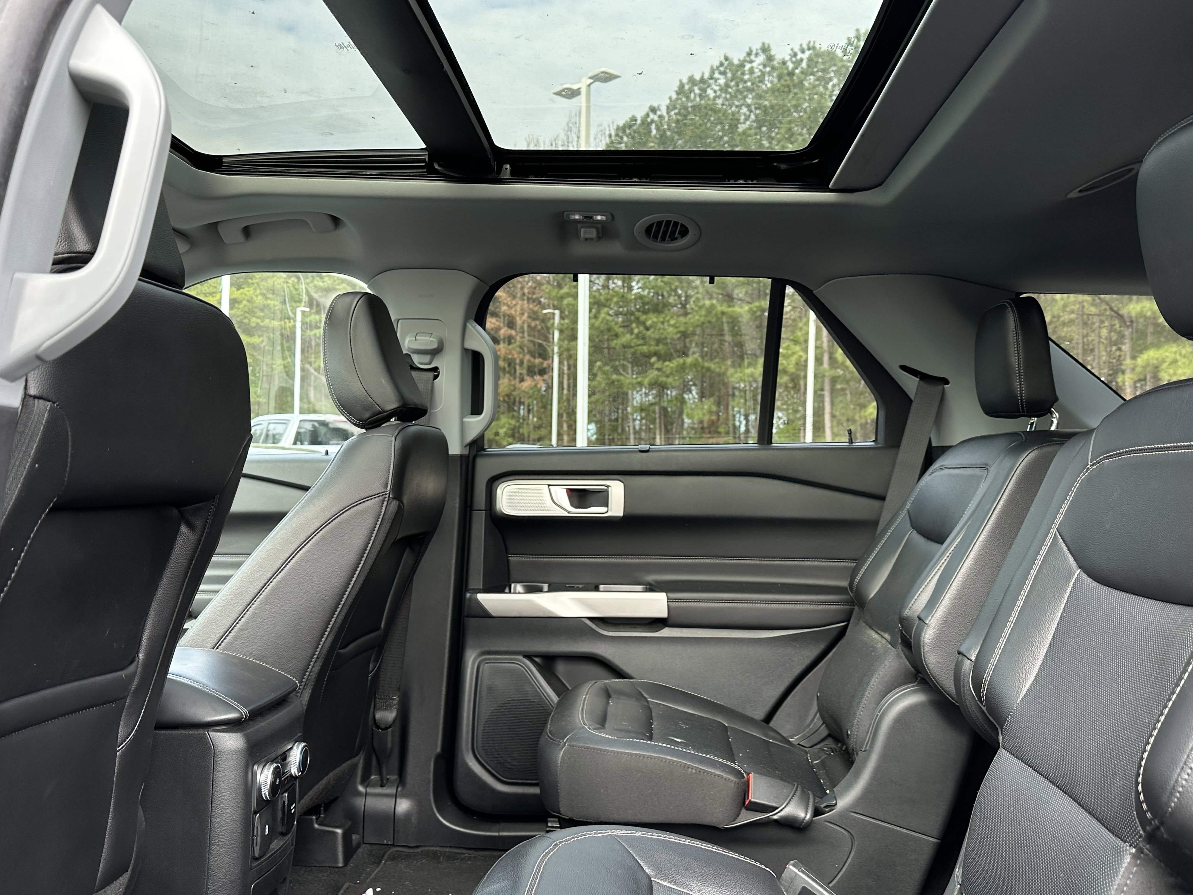 Used 2023 Ford Explorer Limited w/ Limited Technology Package image 9