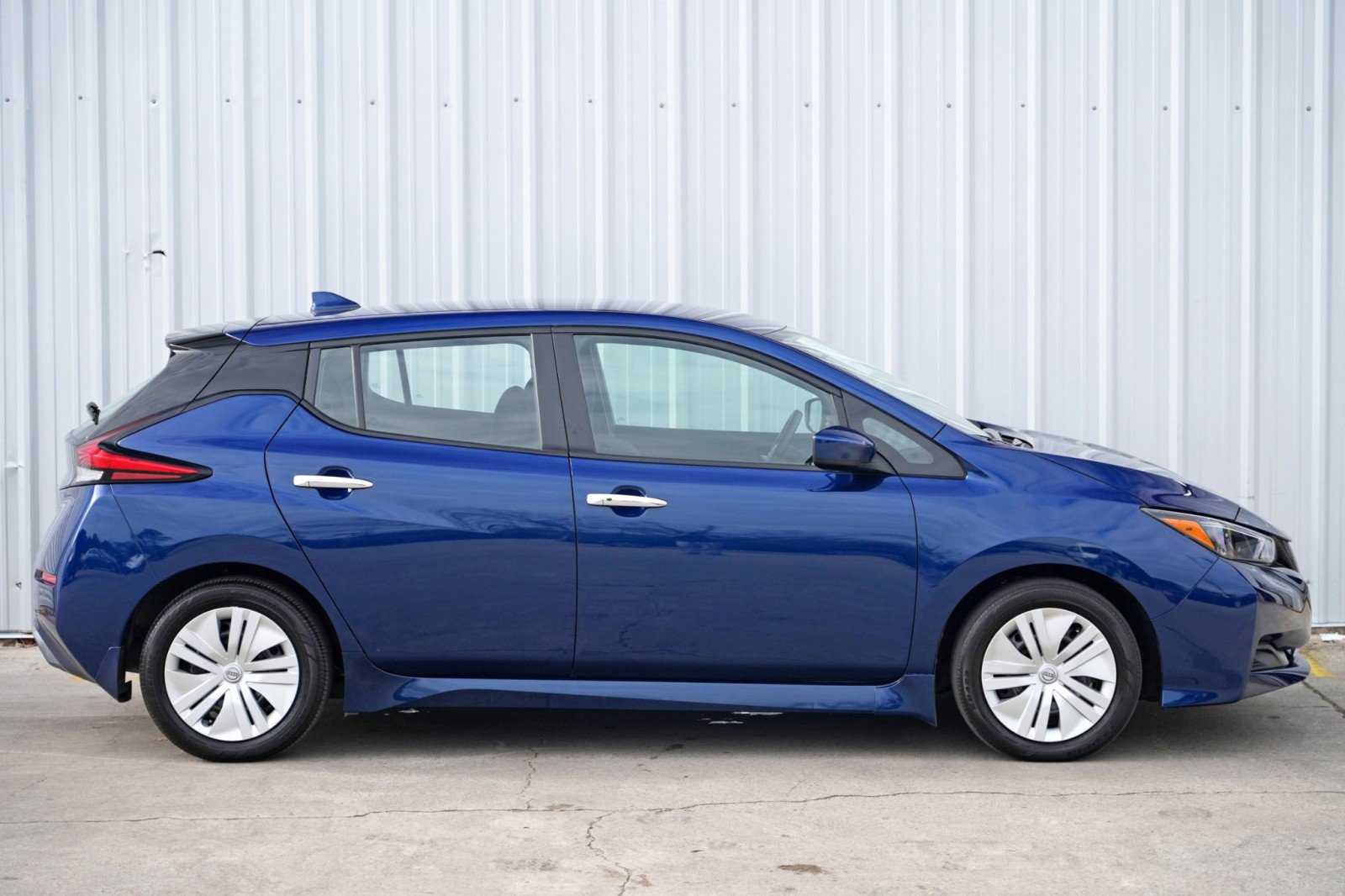 Used 2025 Nissan Leaf S image 45