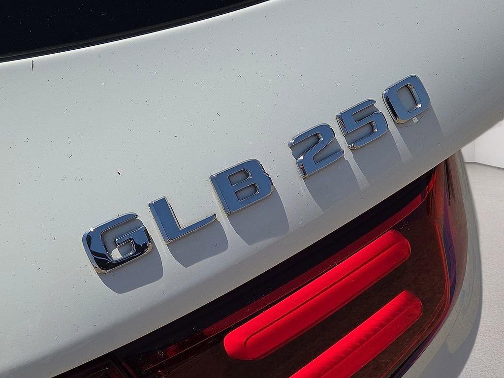 Used 2025 Mercedes-Benz GLB 250 4MATIC image 11
