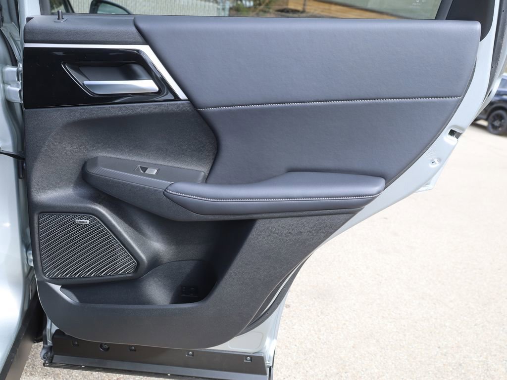 New 2025 Mitsubishi Outlander SE image 19