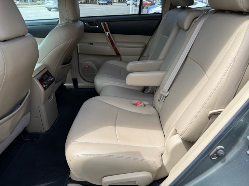 Used 2012 Toyota Highlander Limited w/ Tow Pkg AWD/4WD image 13