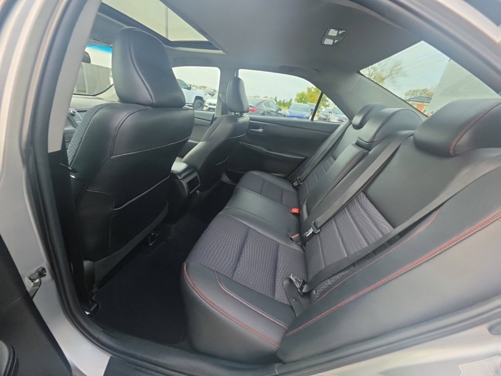 Used 2015 Toyota Camry SE w/ Moonroof Package FWD image 29