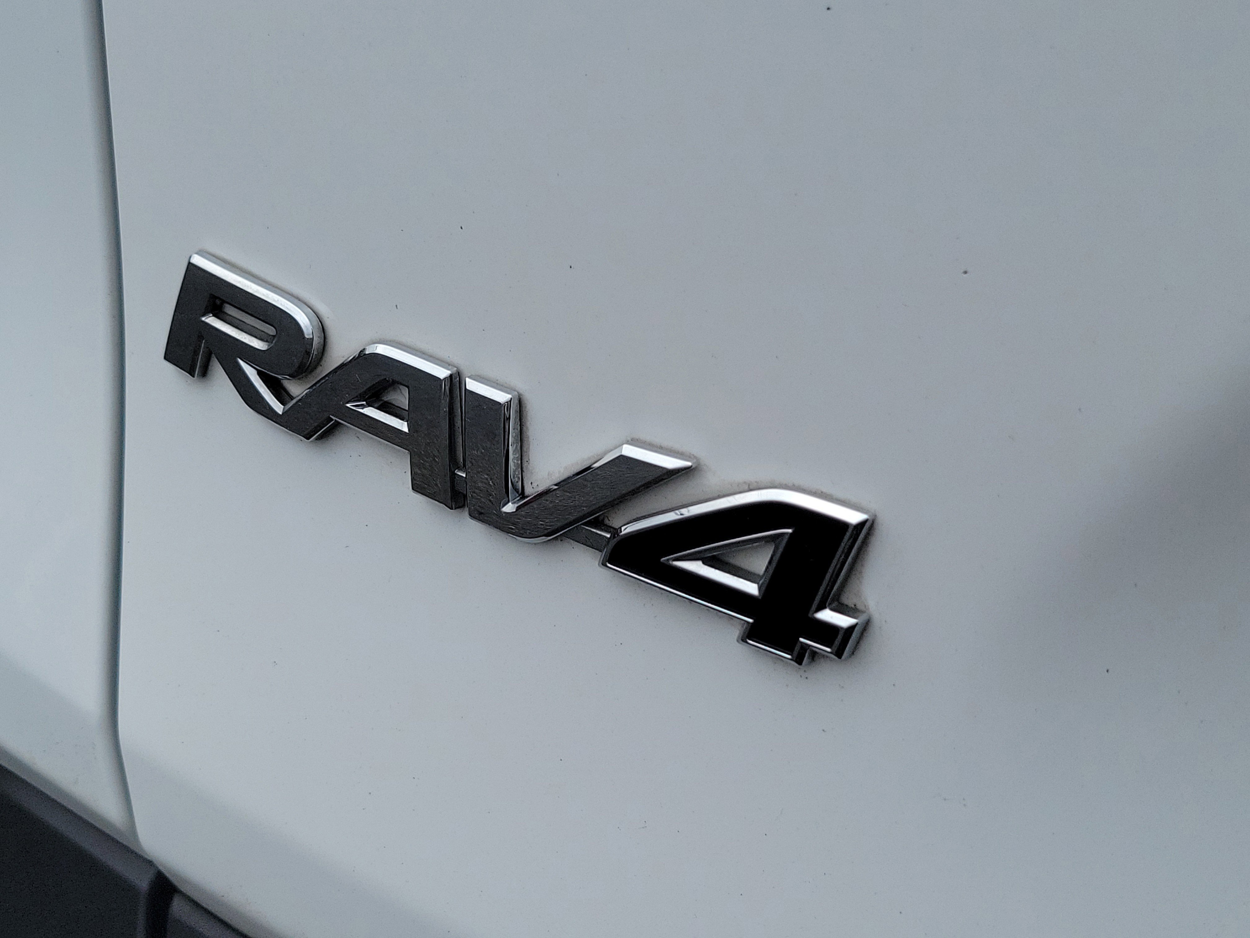 Used 2022 Toyota RAV4 XLE image 7