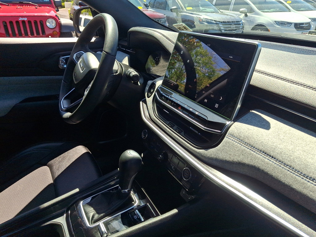 Used 2023 Jeep Compass Latitude AWD/4WD image 12