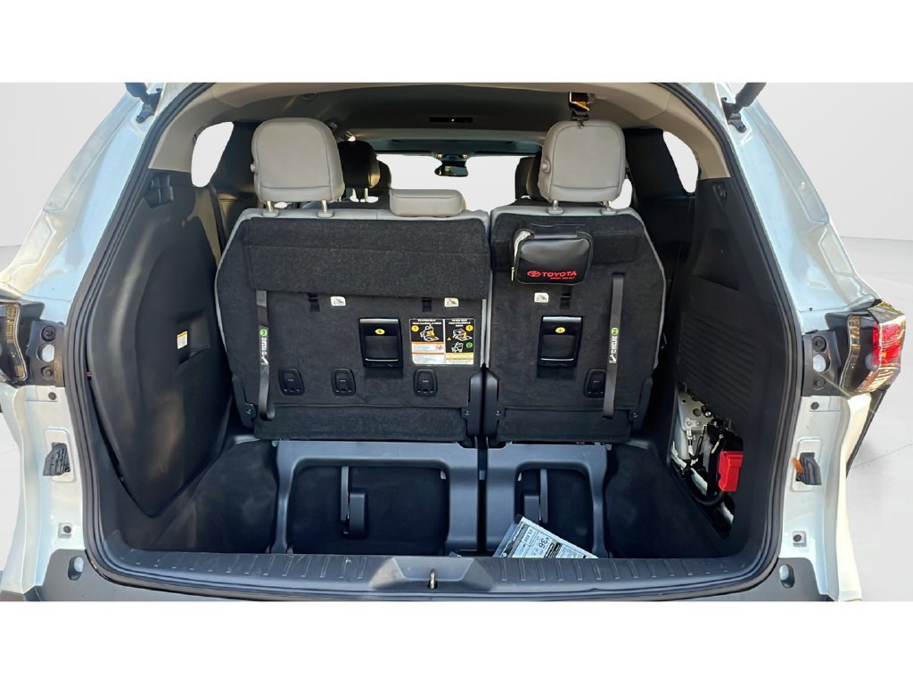Certified 2026 Toyota Sienna XLE FWD image 10