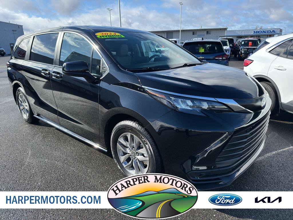 Used 2024 Toyota Sienna LE image 1