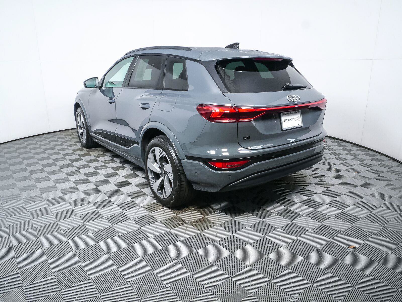 Used 2025 Audi Q6 e-tron Premium Plus w/ Premium Plus AWD/4WD image 29