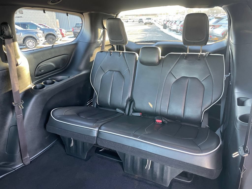 Used 2025 Chrysler Pacifica Limited FWD image 9
