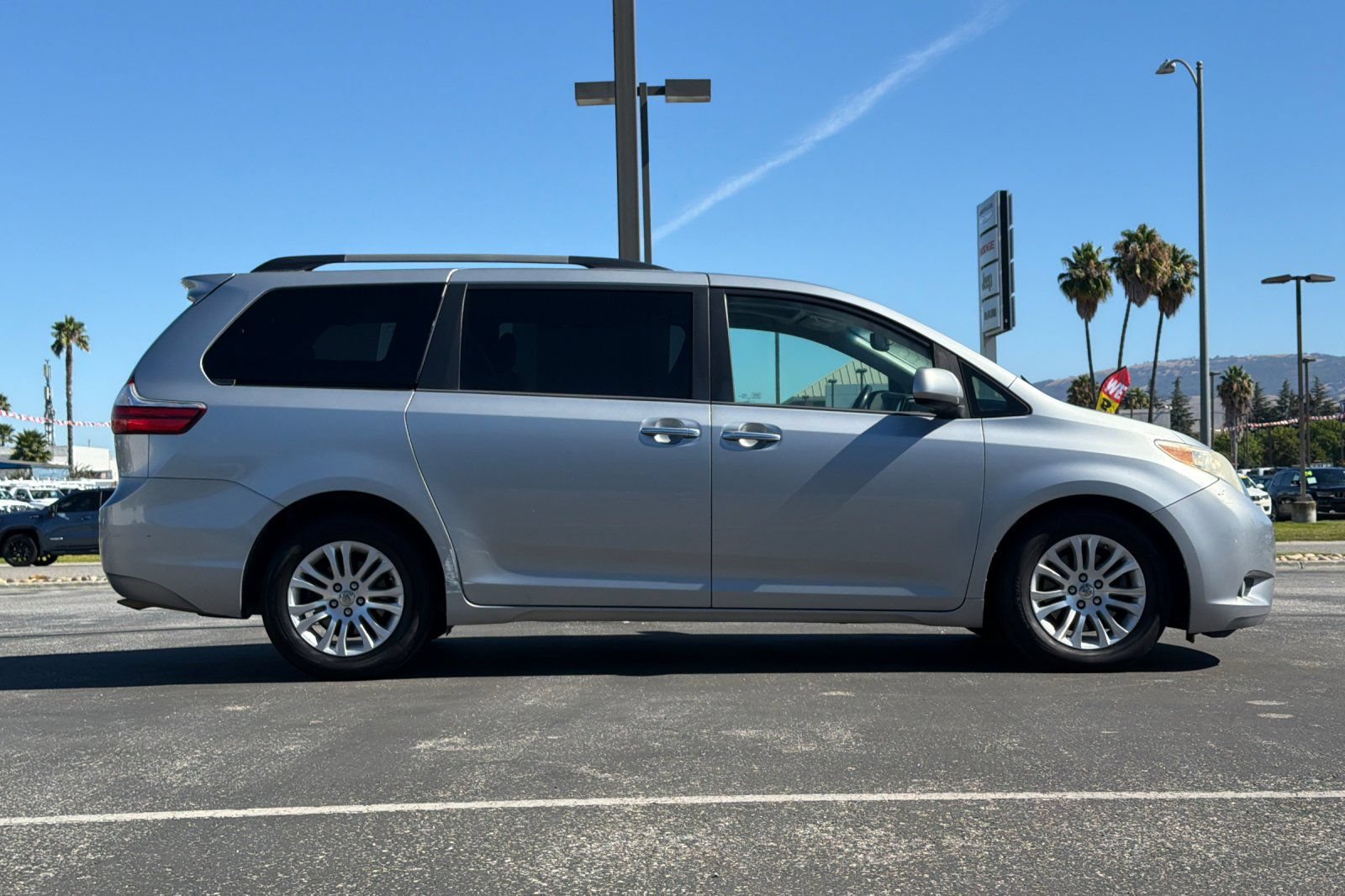Used 2015 Toyota Sienna XLE FWD image 3