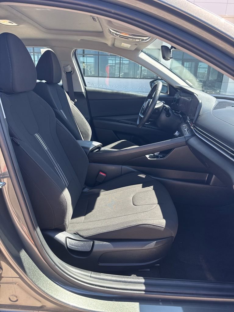 Used 2025 Hyundai Elantra SEL FWD image 9