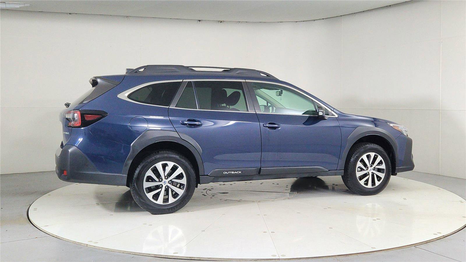 Used 2023 Subaru Outback Premium image 7