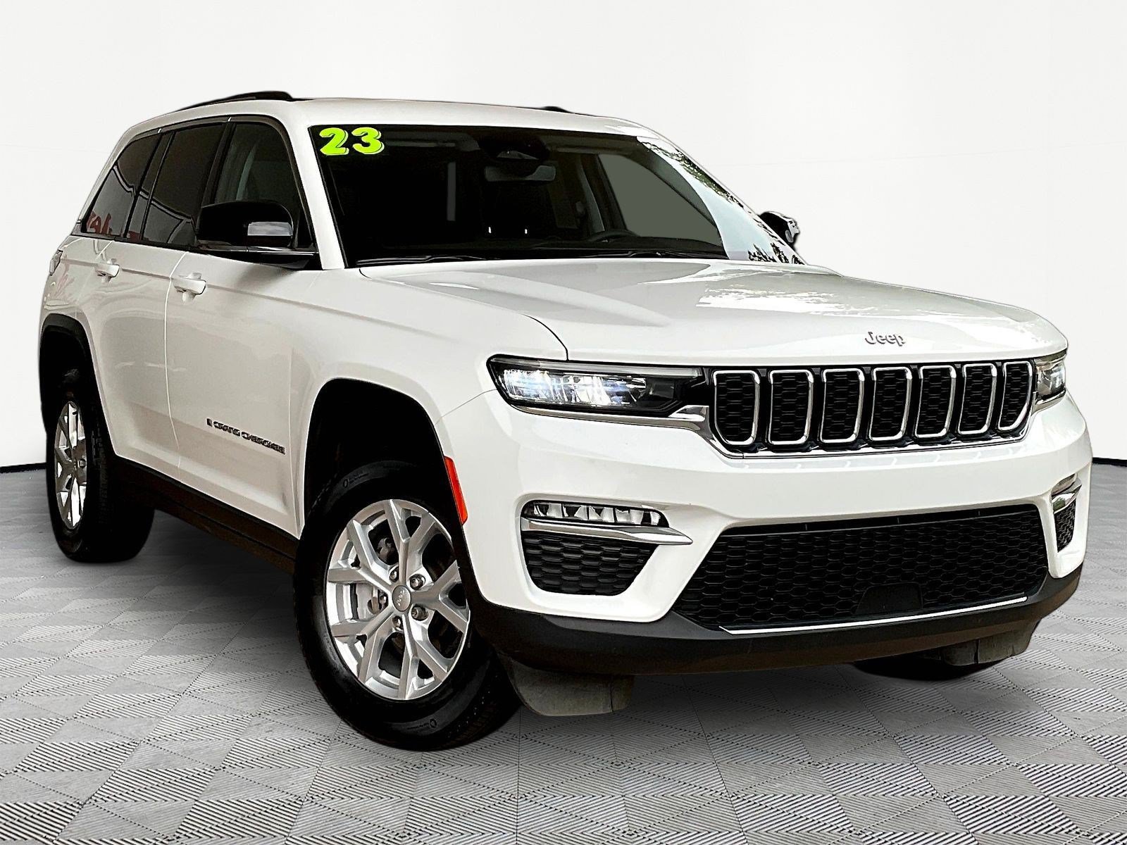 Used 2023 Jeep Grand Cherokee Limited AWD/4WD image 3