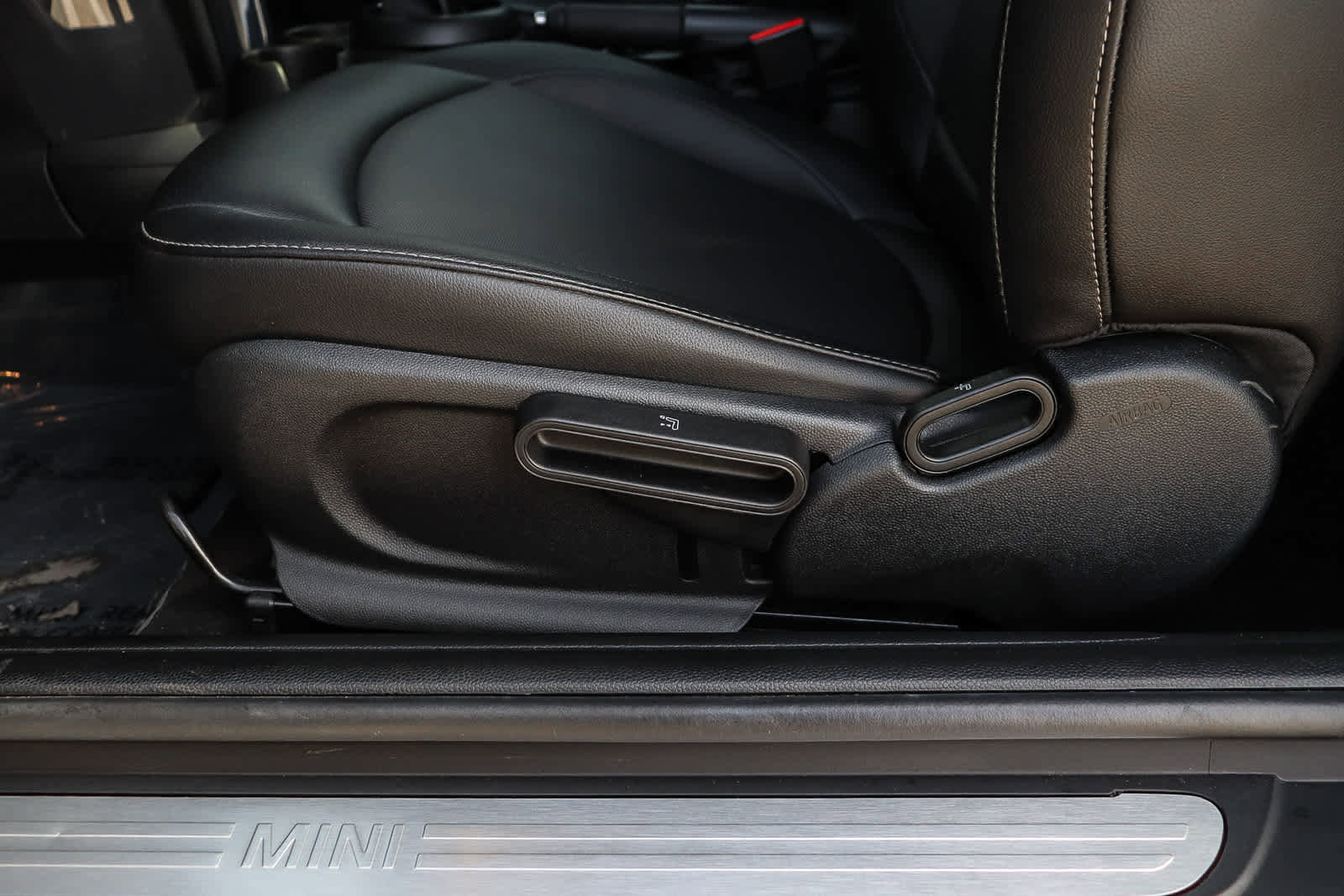 Used 2018 MINI Cooper 2-Door Hardtop image 28