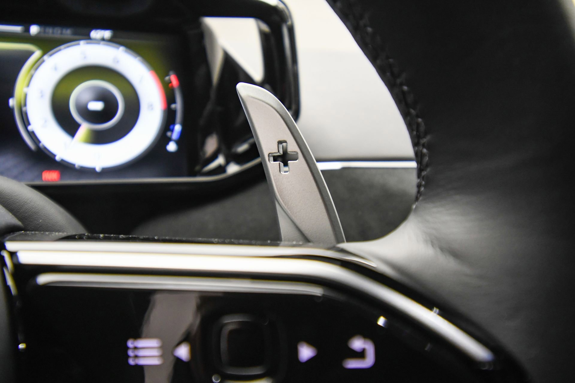 Used 2025 Aston Martin V8 Vantage Coupe image 36