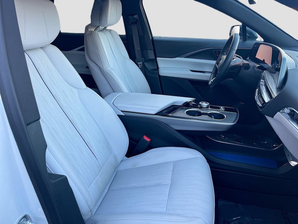 Used 2025 Cadillac Lyriq Luxury AWD/4WD image 29