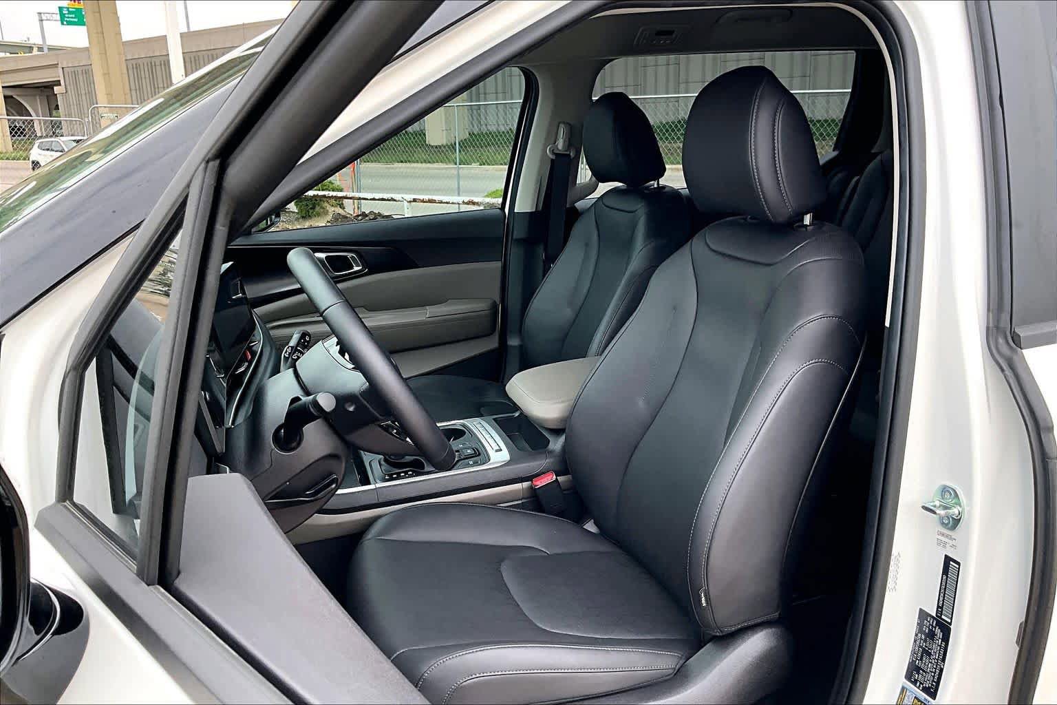 Certified 2026 Kia Carnival FWD image 8