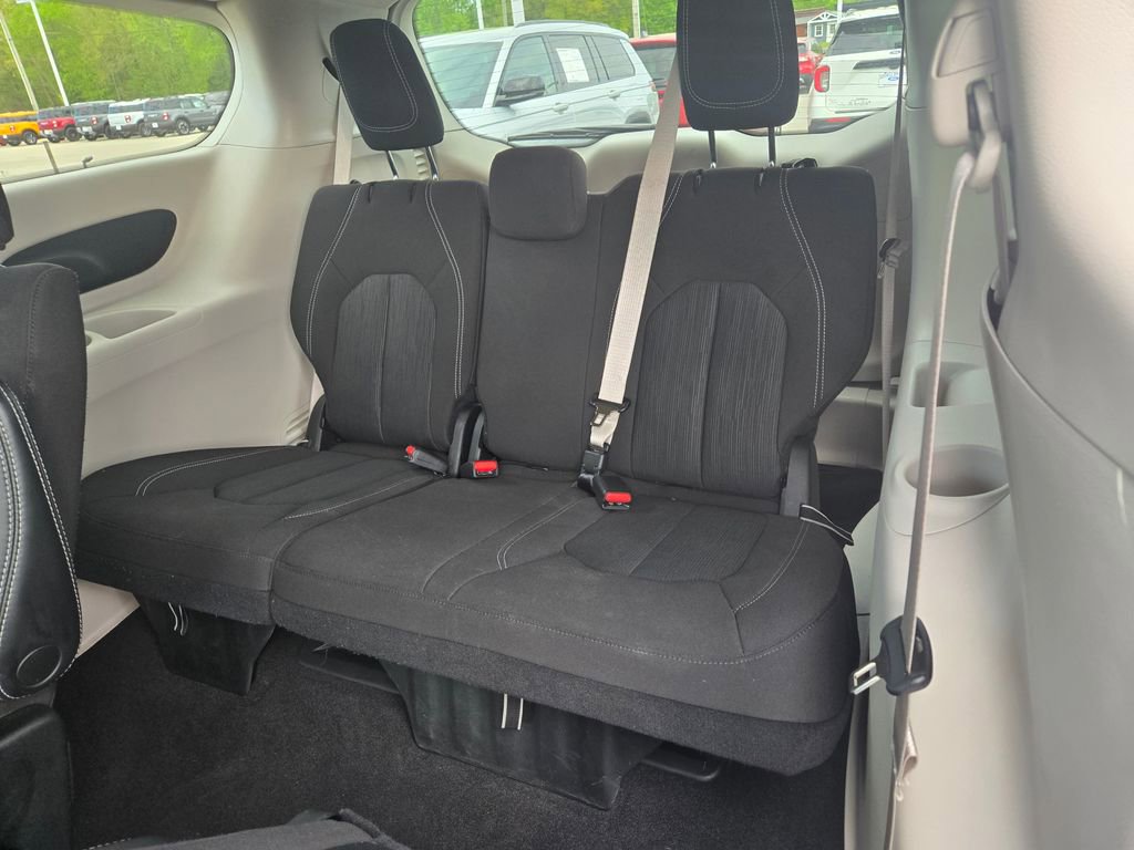 Used 2023 Chrysler Voyager LX FWD image 9