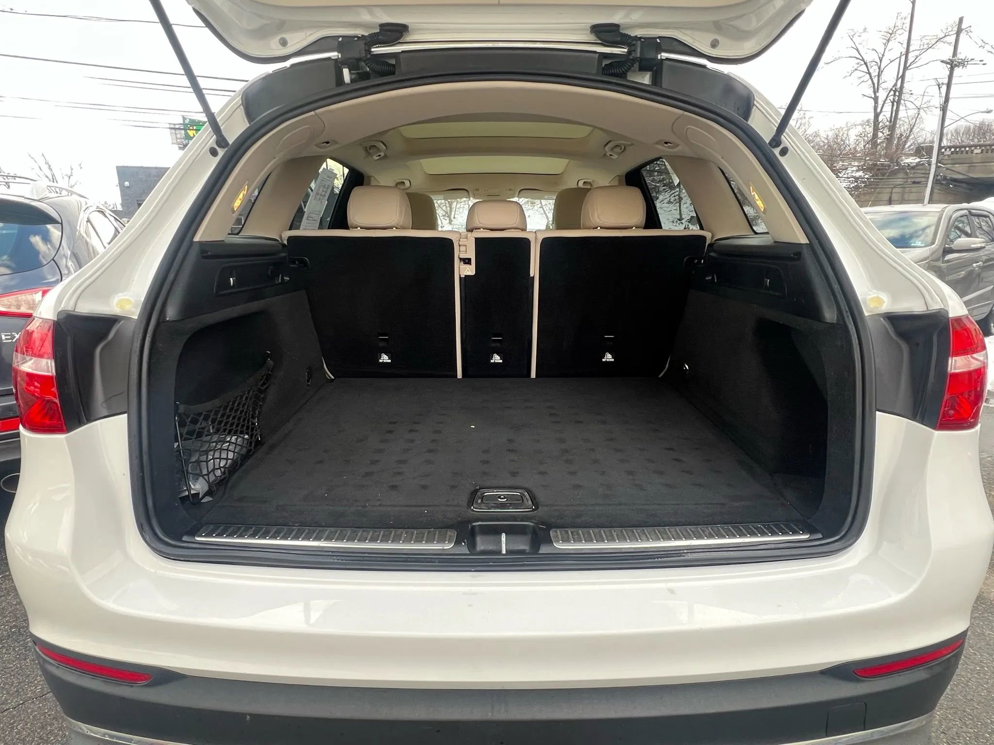 Used 2019 Mercedes-Benz GLC 300 4MATIC w/ Premium Package image 10