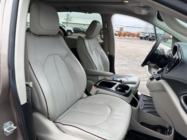 Used 2017 Chrysler Pacifica Limited w/ Advanced Safetytec Group image 48