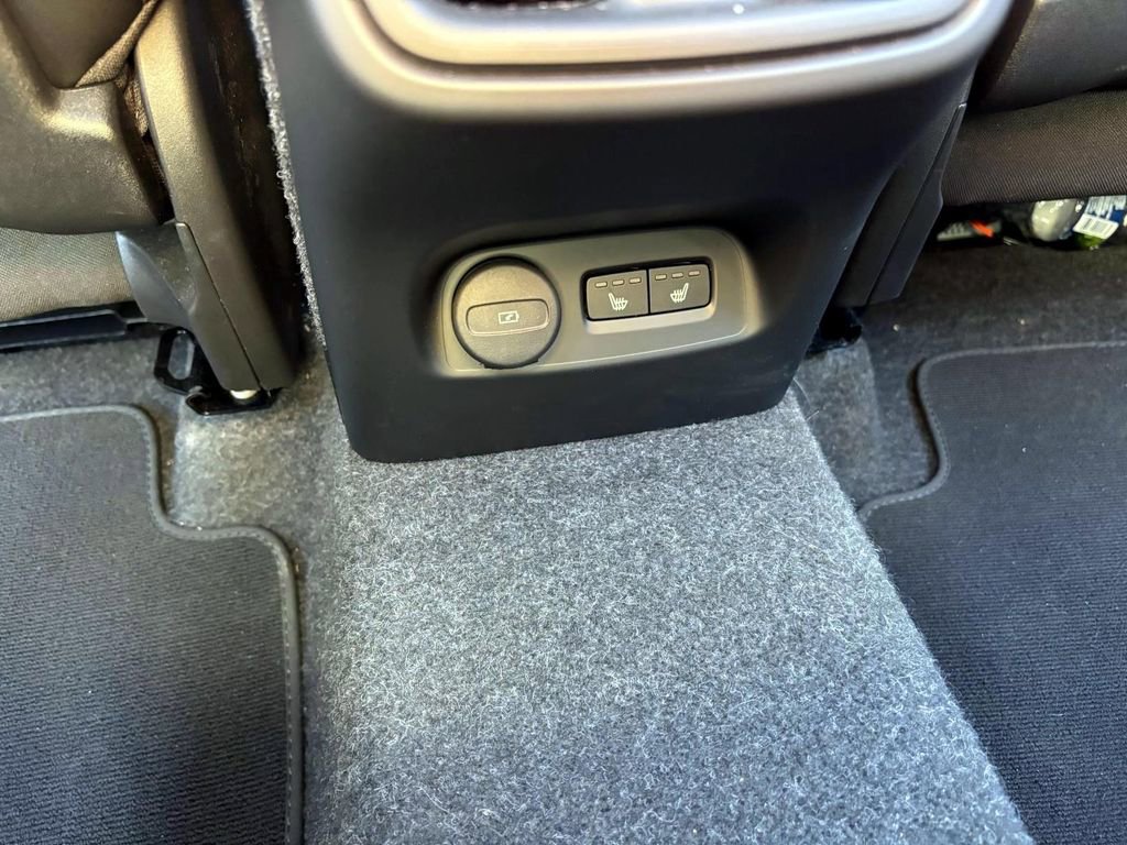 Used 2025 Volvo XC40 B5 Core image 30