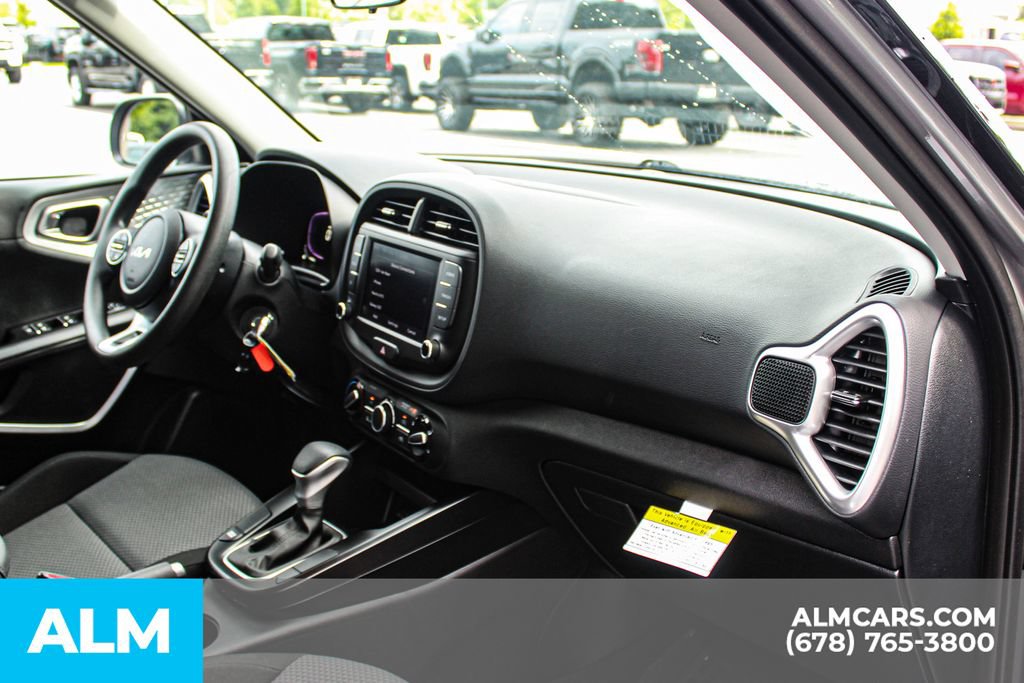 Used 2025 Kia Soul LX w/ LX Technology Package FWD image 23
