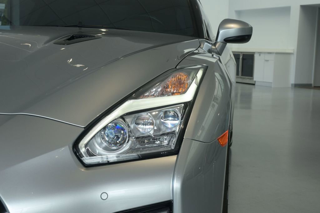 Used 2023 Nissan GT-R Premium w/ Floor Mat Package AWD/4WD image 9