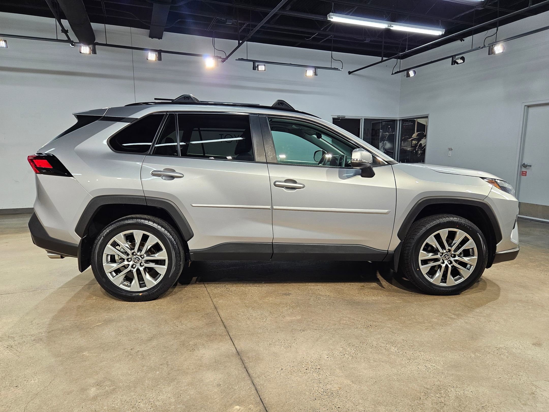 Used 2023 Toyota RAV4 XLE Premium image 8