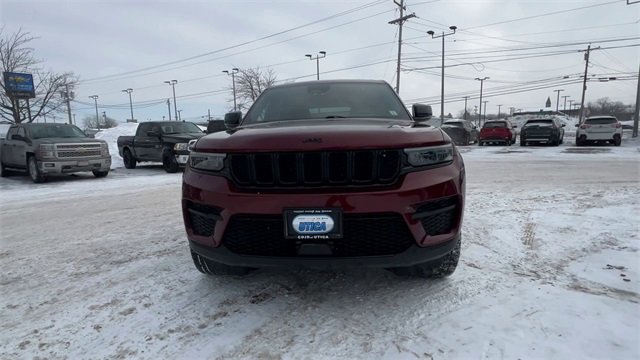 Used 2023 Jeep Grand Cherokee Altitude image 3