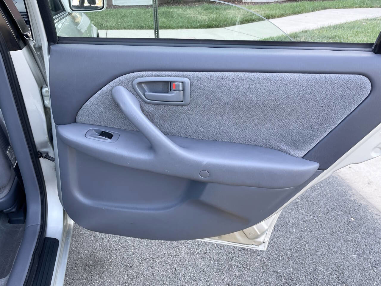 Used 2000 Toyota Camry CE image 25