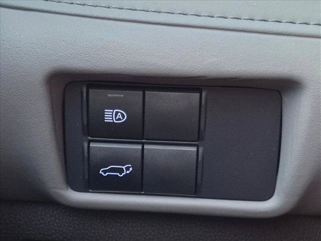 Used 2021 Toyota Highlander LE FWD image 12