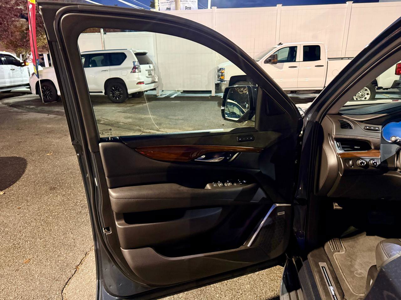 Used 2020 Cadillac Escalade Luxury image 13