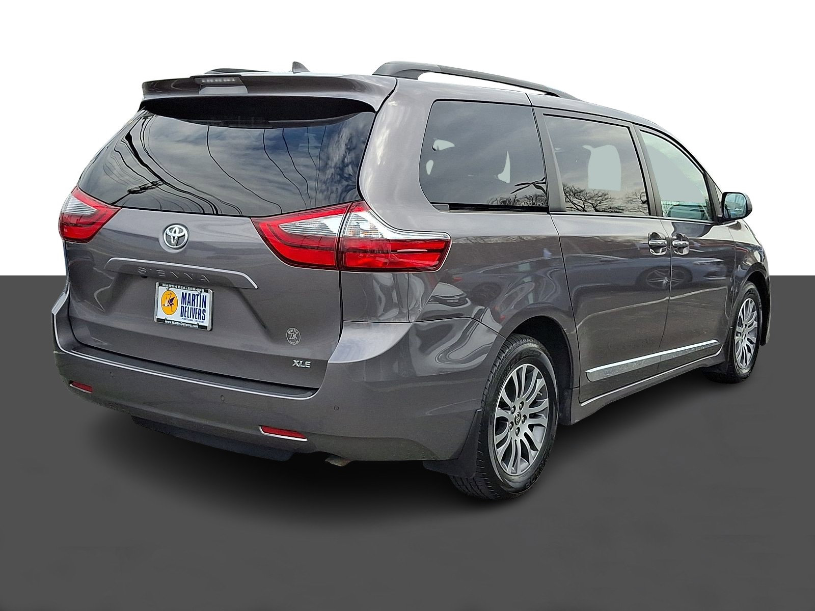 Used 2020 Toyota Sienna XLE w/ XLE Navigation Package image 6