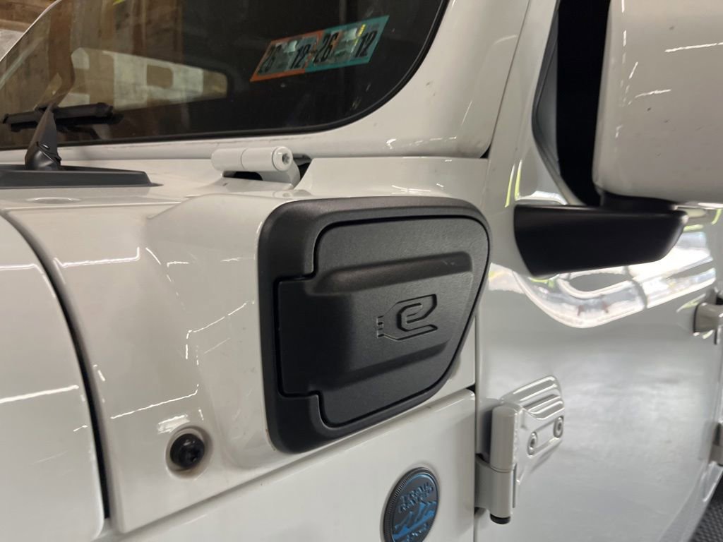 Used 2023 Jeep Wrangler Unlimited Sahara AWD/4WD image 5