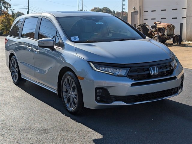 New 2026 Honda Odyssey Touring image 4