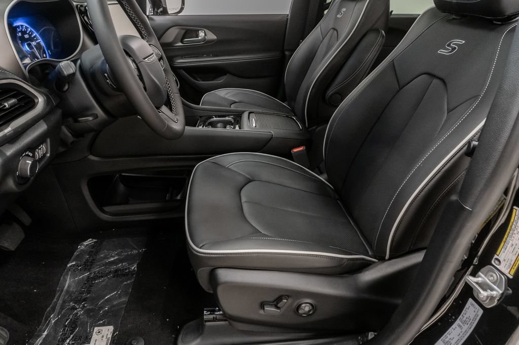 New 2027 Chrysler Pacifica Limited FWD image 12