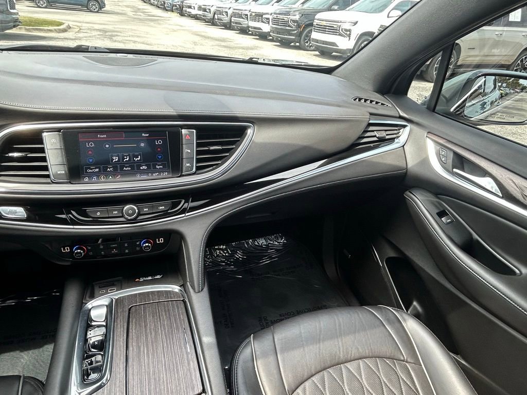 Used 2023 Buick Enclave Avenir w/ Avenir Technology Package image 17